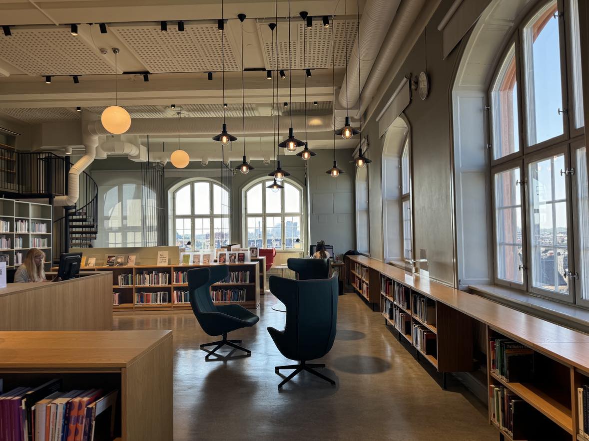 Interiör från biblioteket i före detta navigationsskolan i Stockholm.