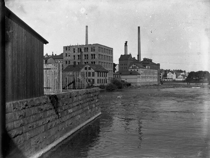 Industribyggnader vid Motala ströms vatten.