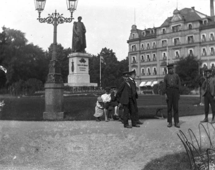 Personer framför Karl Johans staty i Norrköping.