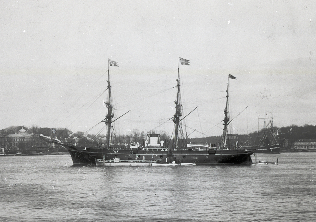 HMS Freja på Stockholms ström, 1890-tal. (Okänd fotograf /Sjöhistoriska museets arkiv, Fo45537A)