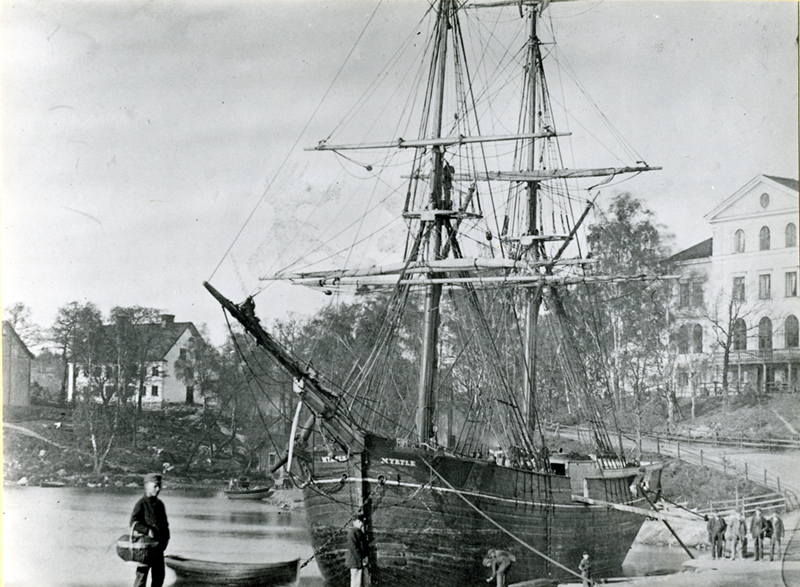 Briggen Myrtle (1855) i Gustavsbergs hamn. Foto i Sjöhistoriska museets arkiv.