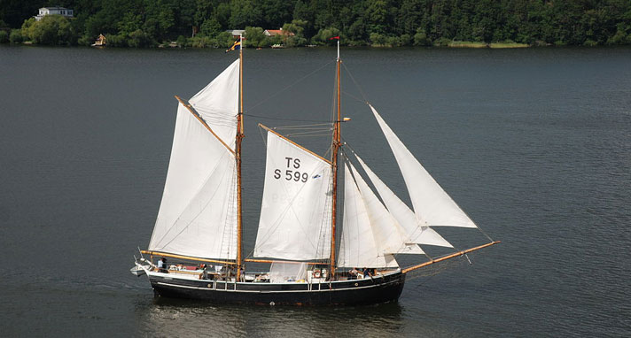 Constantia är ett tvåmastat segelfartyg med bogspröt och vita segel. Skrovet är svartmålat och besättningen skymtar på däck. På bilden är fartyget under gång och riggat som slätskonert. 