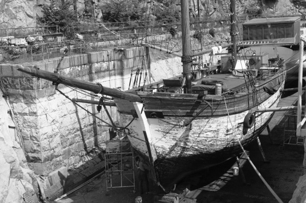 Gunhild af Lidingö är ett segelfartyg med vitt träskrov, bogspröt och två master. Hon ligger i en docka på land och är förberedd för skrovarbeten. 