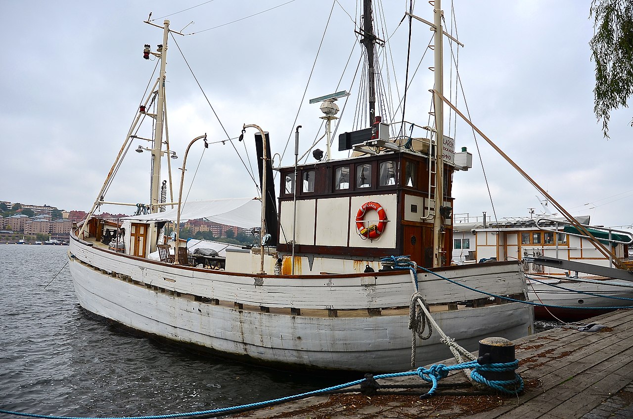 Mälaren är ett fiskefartyg med två master, ett vitt skrov och en styrhytt i aktern. Det finns ett lastutrymme i fören för fångst och redskap. På bilden ligger fartyget förtöjt vid Norr Mälarstrand i Stockholm. 