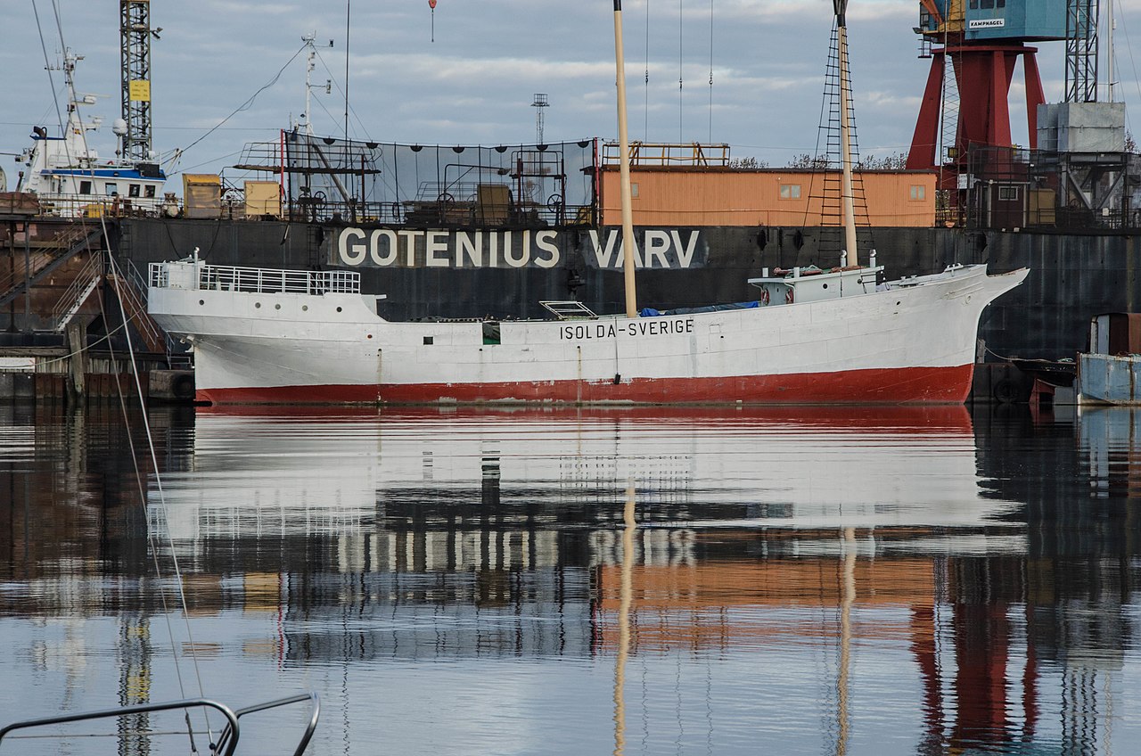 Isolda är et tremastat segelfartyg med skrov i plåt. På bilden ligger hon förtöjd med endast två av sina master på plats. Skrovet är vitmålat med röd rostskyddsfärg mot vattenlinjen. I bakgrunden syns Gotenius varv i Göteborg. 