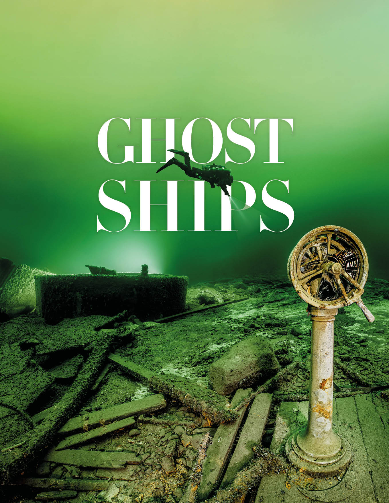 En dykare med ficklampa utforskar ett skeppsvrak på sjöbotten. I förgrunden står ett rostigt telegrafinstrument på däcket, medan grönt ljus filtreras genom det grumliga vattnet.